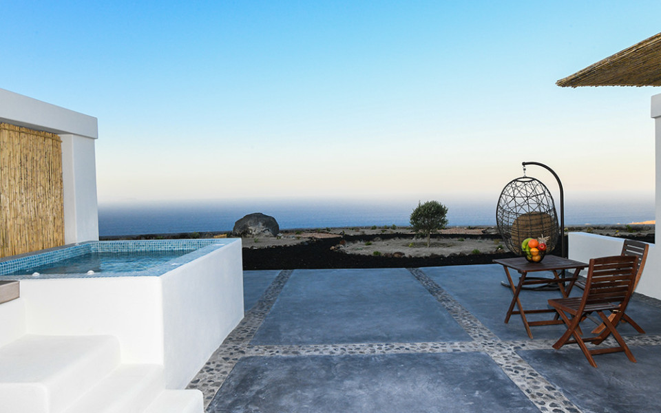 Luxe Efis Home – Villa 2 | Sea View & Private Jacuzzi