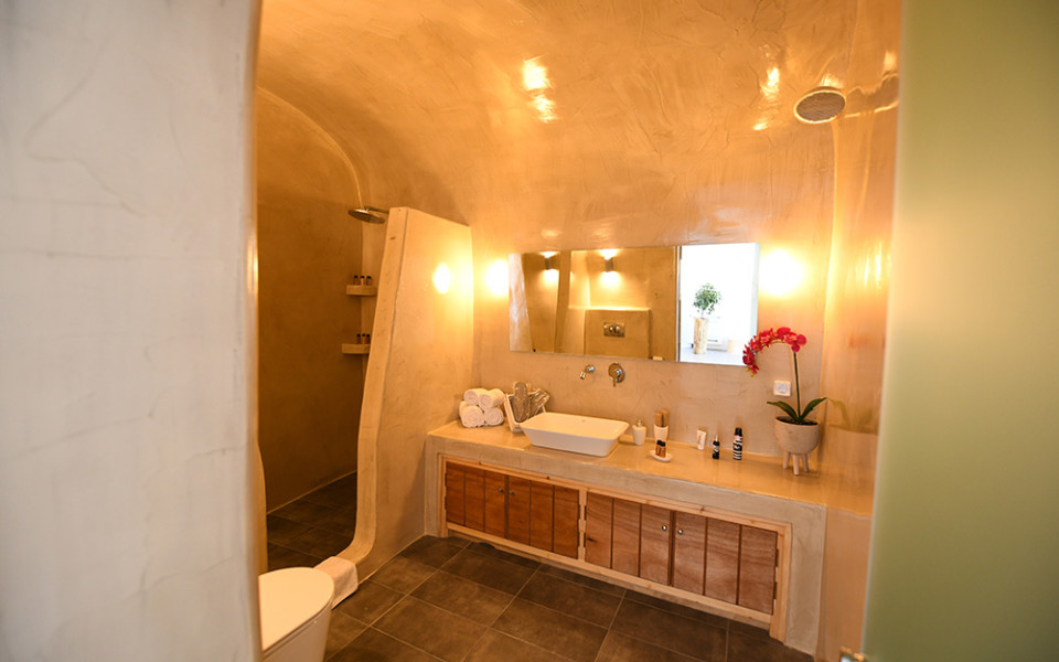 Luxe Efis Home – Villa 3 | Sea View & Private Jacuzzi