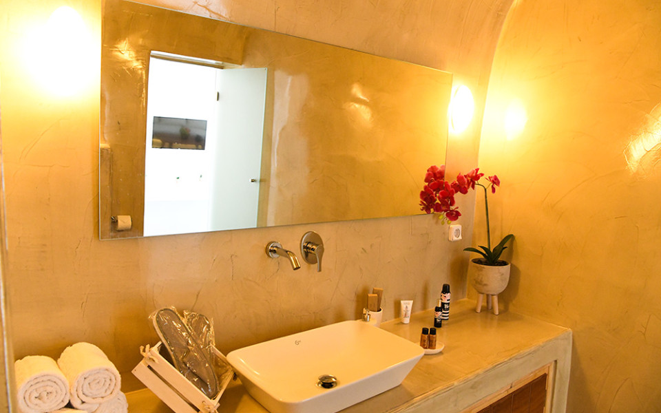 Luxe Efis Home – Villa 3 | Sea View & Private Jacuzzi