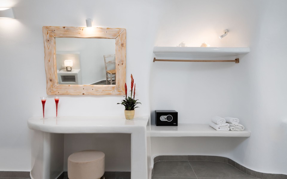 NEW Lux Yiota Collection Suite 3 & Prive Jacuzzi