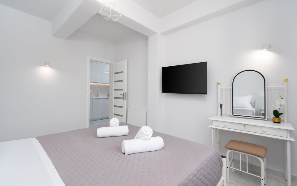 NEW Lux Yiota Collection Suite 4 & Prive Jacuzzi