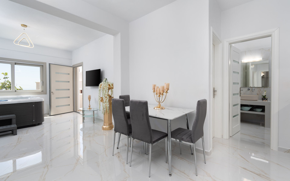 NEW Lux Yiota Collection Suite 4 & Prive Jacuzzi