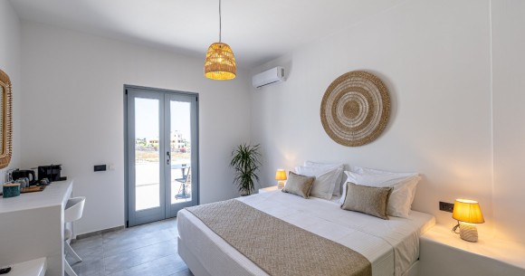 Suite 2: Bonsai King suite with sea & pool view and pool access (1-2 pax)