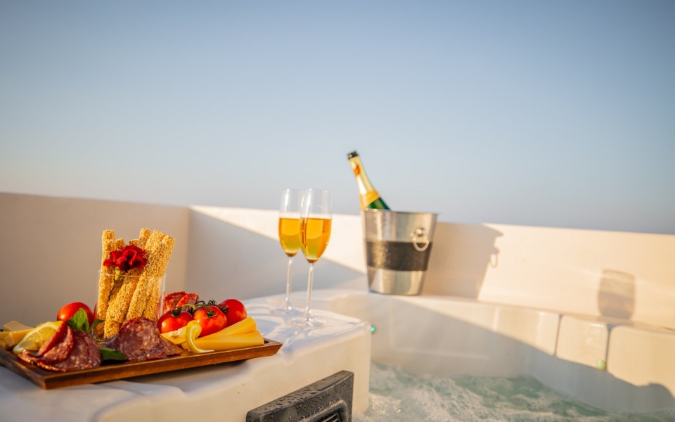 Bonsai 4 Luxury Suites – Pool & Jacuzzi (1-11 pax)