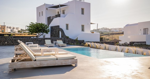 Suite 2: Bonsai King suite with sea & pool view and pool access (1-2 pax)