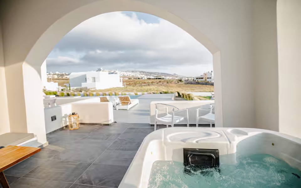 Suite 3: Bonsai Junior Suite with sea & pool view and pool access (1-2 pax)