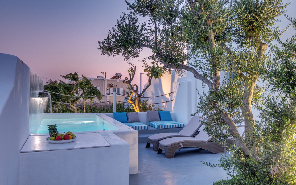 Majestic Sky Grey Suite with Private Grand Hot Tub