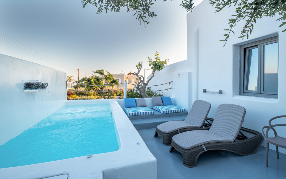 Majestic Sky Grey Suite with Private Grand Hot Tub