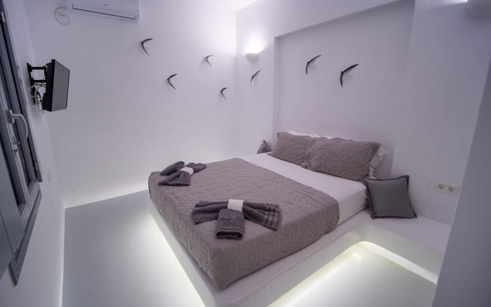 Majestic Sky Grey Suite with Private Grand Hot Tub