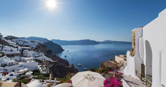 Rhenia’s Honeymoon Suite PriveJacuzzi & CalderaView