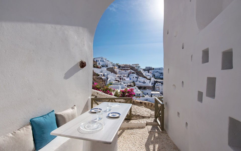 Rhenia’s Honeymoon Suite PriveJacuzzi & CalderaView