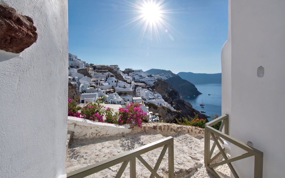 Rhenia’s Honeymoon Suite PriveJacuzzi & CalderaView