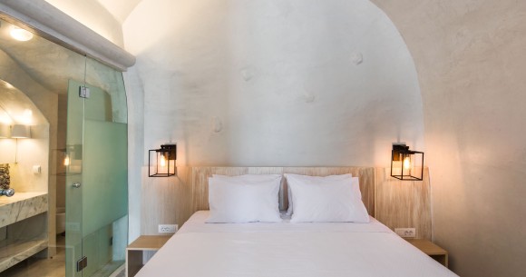 Rhenia’s Honeymoon Suite PriveJacuzzi & CalderaView