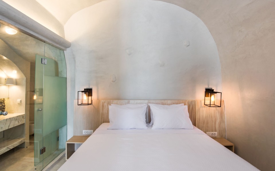 Rhenia’s Honeymoon Suite PriveJacuzzi & CalderaView