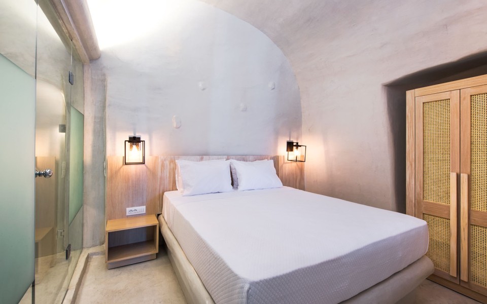 Rhenia’s 2 Villas Oia & Private Jacuzzi & Caldera View