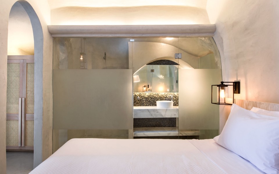 Rhenia’s Honeymoon Suite PriveJacuzzi & CalderaView