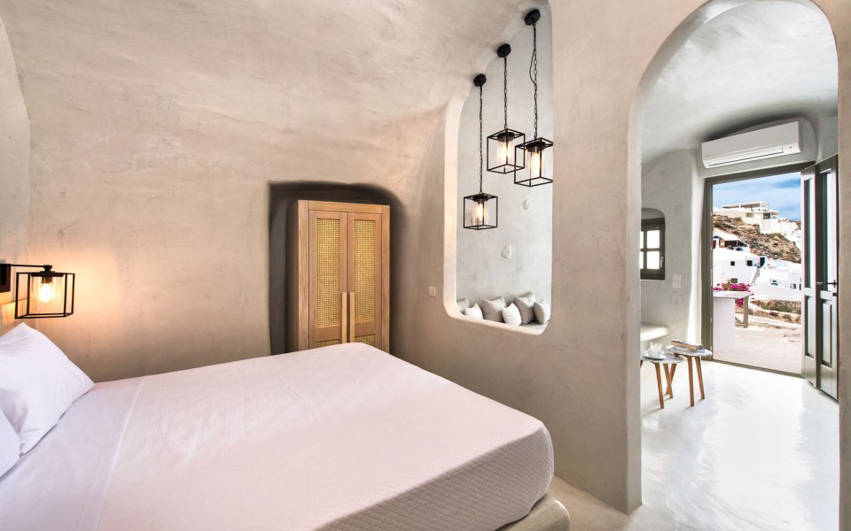 Rhenia’s Honeymoon Suite PriveJacuzzi & CalderaView