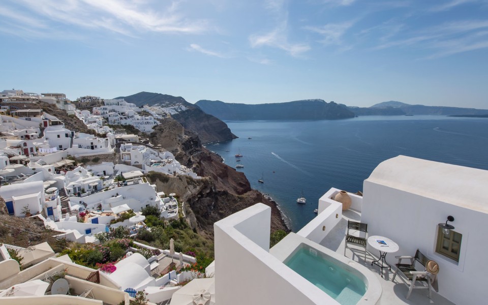 Rhenia’s Honeymoon Suite PriveJacuzzi & CalderaView